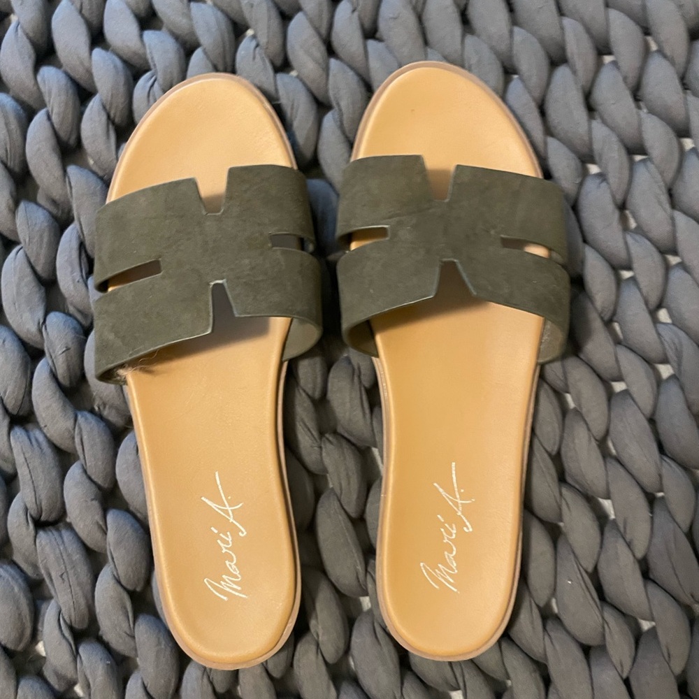 Maverick Women's Tan Slide Sandals